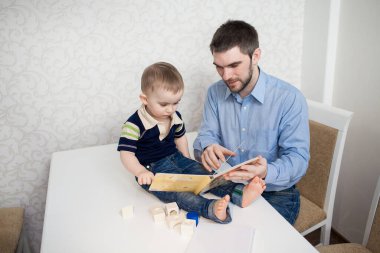 Blokları olan sevimli bir erkek bebek.