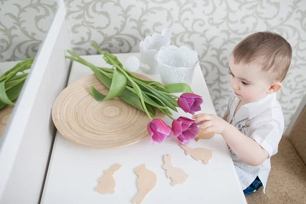 Słodkie dziecko chłopiec z tulipan — Zdjęcie stockowe