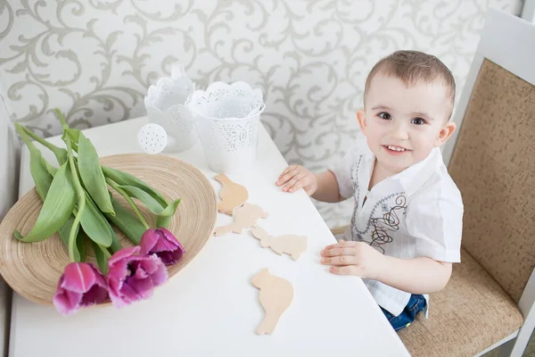 Słodkie dziecko chłopiec z tulipan — Zdjęcie stockowe