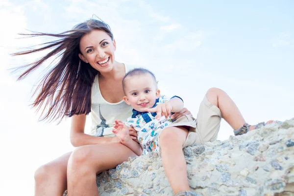 Gelukkige moeder met 2 jaar oude zoon op vakantie aan zee — Stockfoto