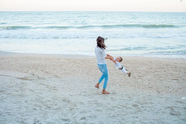 Madre e hijo jugando cerca del mar en la orilla del mar —  Fotos de Stock