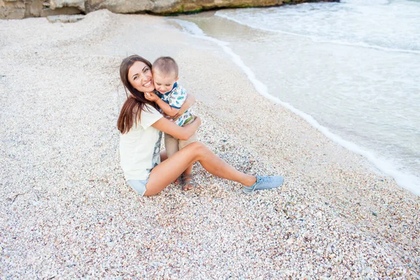 Šťastná matka se 2 letým synem na dovolené u moře — Stock fotografie