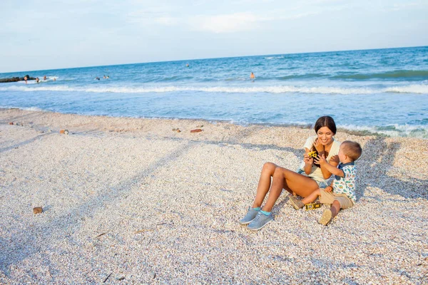 Feliz madre con 2 años de edad hijo en vacaciones junto al mar —  Fotos de Stock