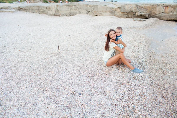 Mãe feliz com 2 anos de idade filho em férias pelo mar — Fotografia de Stock