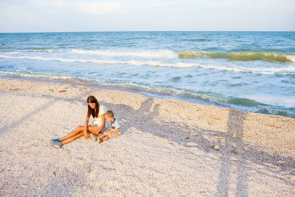 Счастливая мать с двухлетним сыном на отдыхе у моря — стоковое фото