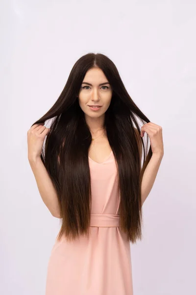 Giovane donna con i capelli lunghi. Bruna — Foto Stock