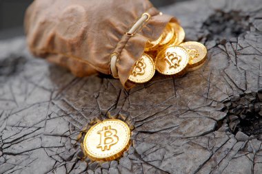 Nisan 2018: Bitcoin işaretli altın para yığını. 3d illüstrasyon.