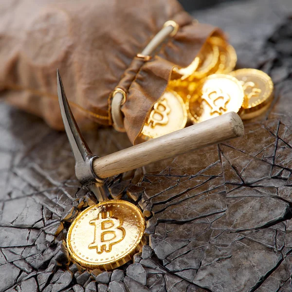 April 2018 Bitcoin Mining Koncept Med Yxa Och Läder Väska — Stockfoto