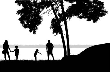 Doğada aile siluetleri.