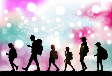 Sırt çantaları bir gezi ile ulaşan aile. Arka plan.