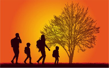 Aile seyahatte sırt çantasıyla uzanıyor.