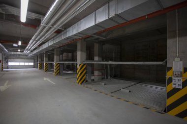 çok istasyonu yeraltı otoparkı araçlar için