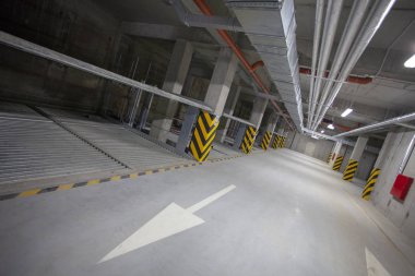 çok istasyonu yeraltı otoparkı araçlar için
