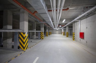çok istasyonu yeraltı otoparkı araçlar için