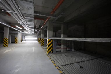 çok istasyonu yeraltı otoparkı araçlar için