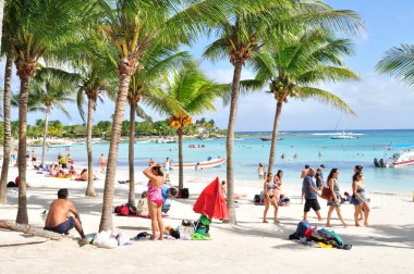 Akumal, Meksika - 8 Ocak 2017: İnsanlar Akumal plajında dinleniyor.