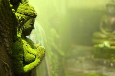 Kumtaşı, tanrıça, tanrıça, sanat Hinduizm inanç göre heykeli. Hindu Brahman Hindistan, Sri Lanka, Myanmar, Tayland, Laos, Kamboçya, Endonezya olduğunu açık havada yer alan ve moss yeşil çimen var..