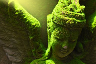 Kumtaşı, tanrıça, tanrıça, sanat Hinduizm inanç göre heykeli. Hindu Brahman Hindistan, Sri Lanka, Myanmar, Tayland, Laos, Kamboçya, Endonezya olduğunu açık havada yer alan ve moss yeşil çimen var..