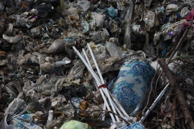 Dağ çöp, bozulmuş atık. Kentsel ve endüstriyel alanlarda atık. Kirliliği ve toksik kalıntı neden. Kentsel planlama bir sorundur. Az gelişmiş ülkelerde çevre yönetimi