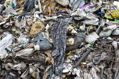 Dağ çöp, bozulmuş atık. Kentsel ve endüstriyel alanlarda atık. Kirliliği ve toksik kalıntı neden. Kentsel planlama bir sorundur. Az gelişmiş ülkelerde çevre yönetimi