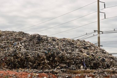 Dağ çöp, bozulmuş atık. Kentsel ve endüstriyel alanlarda atık. Kirliliği ve toksik kalıntı neden. Kentsel planlama bir sorundur. Az gelişmiş ülkelerde çevre yönetimi