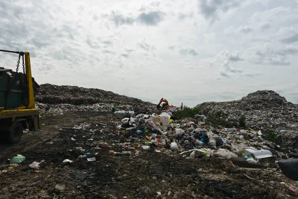 山のゴミ 劣化した廃棄物 都市と産業からの廃棄物します 汚染と有害な残渣を引き起こします 都市計画の問題です 発展途上国の環境管理 — ストック写真