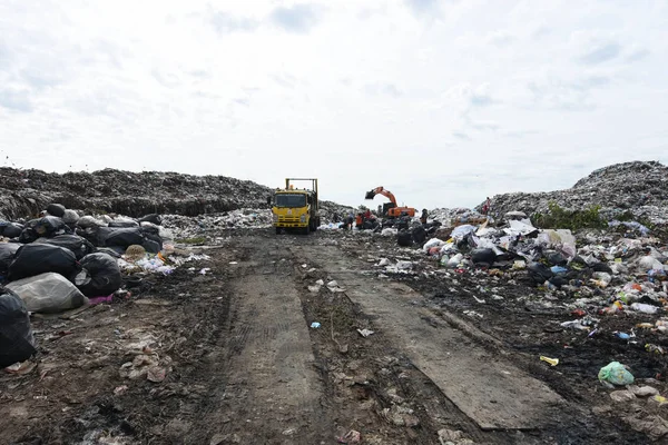 Mountain garbage, degraded waste. Waste from urban and industrial areas. Cause pollution and toxic residue. It is a problem of urban planning. Environmental Management of Underdeveloped Countries