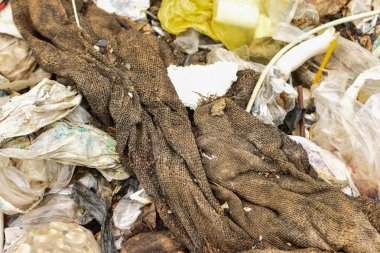 Çöp, eski paçavra, plastik, polyester, ayrıştırmak zor. Ve elden çıkarma yüksek maliyet.