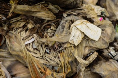 Çöp, eski paçavra, plastik, polyester, ayrıştırmak zor. Ve elden çıkarma yüksek maliyet.