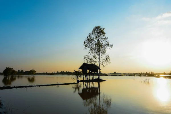 Hölzerne Schatten Und Kleine Hütten Der Mitte Des Wassers Und — Stockfoto