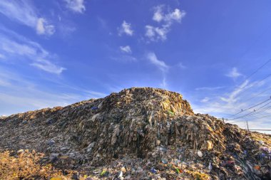 Büyük plastik atık yığını Endüstriyel ve kentsel alanlardan bozulması zor çöp koku kirliliğinin giderilmesinde bir sorun var.