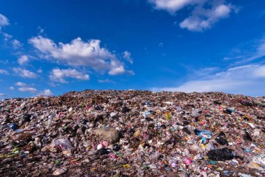 Büyük plastik atık yığını Endüstriyel ve kentsel alanlardan bozulması zor çöp koku kirliliğinin giderilmesinde bir sorun var.