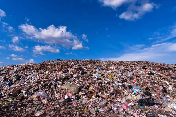 大型プラスチック廃棄物山 都市部から劣化しにくいゴミ臭汚濁防止に問題がある — ストック写真