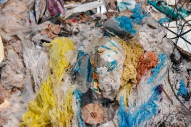 Çöp eski bez ve plastik kaldırma algoritması doğal zorluklar ayrıştırmak için uzun bir zaman alır Çevre kirliliği olmak için büyük depolama alanı kullanın.