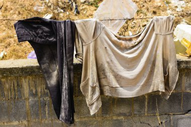 Çöp eski bez ve plastik kaldırma algoritması doğal zorluklar ayrıştırmak için uzun bir zaman alır Çevre kirliliği olmak için büyük depolama alanı kullanın.