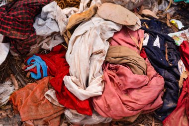 Çöp eski bez ve plastik kaldırma algoritması doğal zorluklar ayrıştırmak için uzun bir zaman alır Çevre kirliliği olmak için büyük depolama alanı kullanın.