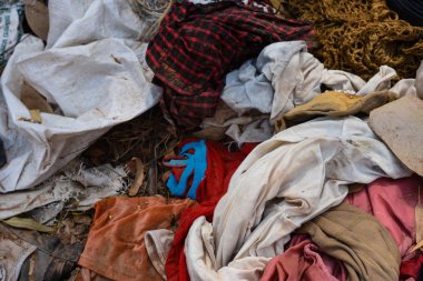 Çöp eski bez ve plastik kaldırma algoritması doğal zorluklar ayrıştırmak için uzun bir zaman alır Çevre kirliliği olmak için büyük depolama alanı kullanın.