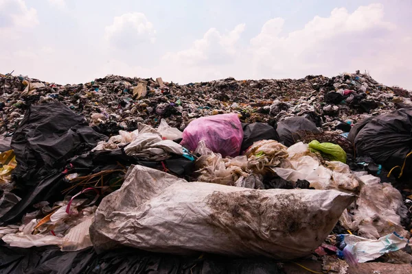 Śmieci Które Starą Szmatką Plastik Zajmuje Dużo Czasu Aby Rozkładać — Zdjęcie stockowe