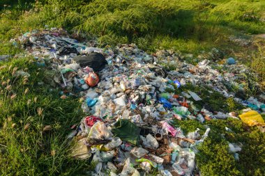 Büyük plastik atık yığını Bozulması zor çöp kentsel ve endüstriyel alanlardan atık geri dönüşüm olamaz