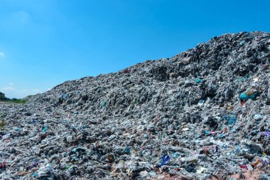 Büyük plastik atık yığını Bozulması zor çöp kentsel ve endüstriyel alanlardan atık geri dönüşüm olamaz