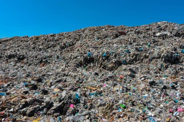 Büyük plastik atık yığını Bozulması zor çöp kentsel ve endüstriyel alanlardan atık geri dönüşüm olamaz
