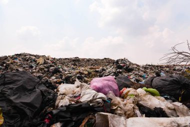 Büyük plastik atık yığını Bozulması zor çöp kentsel ve endüstriyel alanlardan atık geri dönüşüm olamaz