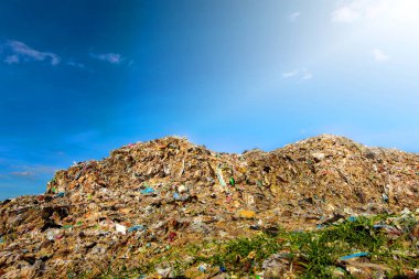 Çürüyemeyen atıkların neden olduğu çöp dağları Plastik, eski kumaş, kiremit artıkları, kentsel alanlardan ve endüstriyel arazilerden gelen gıda atıkları gibi geri dönüşümü zor