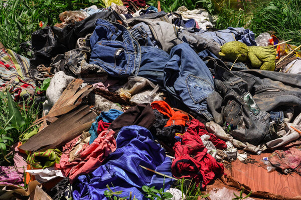 Garbage sharp Fragments of materials destroyed the construction of food waste, old clothes were dropped along the flow. From passing drivers who do not respect community rights.