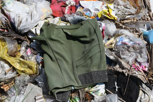 Garbage sharp Fragments of materials destroyed the construction of food waste, old clothes were dropped along the flow. From passing drivers who do not respect community rights.