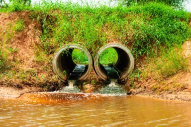 Kentsel bölgenin Endüstriyel Atıksu arıtma tesisinden kamu nehre siyah kanalizasyon drenaj borusu