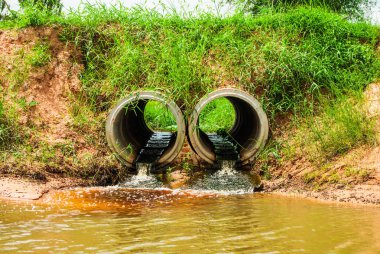 Kentsel bölgenin Endüstriyel Atıksu arıtma tesisinden kamu nehre siyah kanalizasyon drenaj borusu