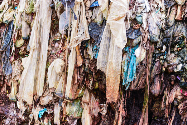 Старые отходы ткани и пластик, которые трудно деградировать являются проблемой в области обращения с отходами
.