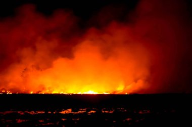 Geceleri çayırda ateş yanıyor..