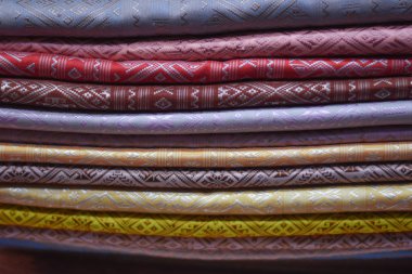 Muang Thong Thani Alışveriş Merkezi, Bangkok, Tayland-13 Temmuz 2019: Tayland'ın her bölgesinden renkli, eşsiz desenlerle halk kumaşı, el dokuması, pamuk, ipek sergisi düzenlenecek.